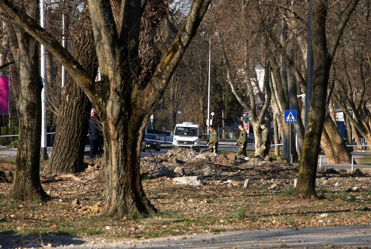 Személyi sérülés nem történt, néhány parkoló autó rongálódott meg / Fotó: EPA/ANTONIO BAT