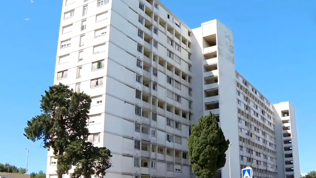 Zgrada sa koje je skočila majka sa troje dece