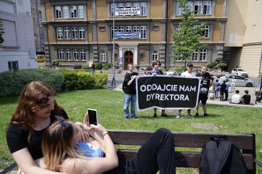 Protest w obronie oskarżanego przez kuratorium dyrektora Jana Ryby w Tarnowie.