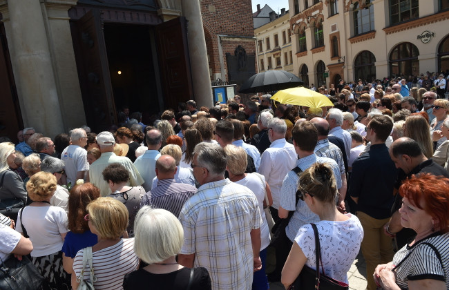 Tłumy zgromadzone przed kościołem. Uroczystości pogrzebowe Zbigniewa Wodeckiego w Bazylice Mariackiej w Krakowie