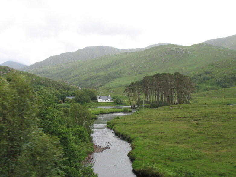 Krajobrazy Szkocji widziane z okien pociągu