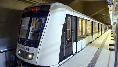 Így mentették ki az utasokat a két állomás közé beragadt M2-es metróból