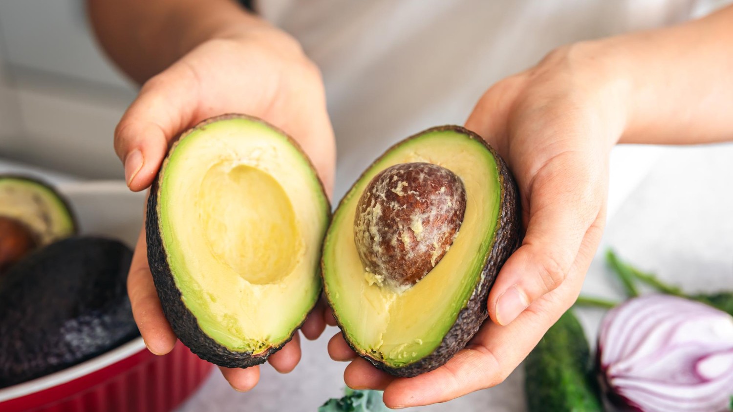 Rozkrojené avokádo často rýchlo zhnedne. S týmto trikom zostane zelené a svieže aj niekoľko dní.