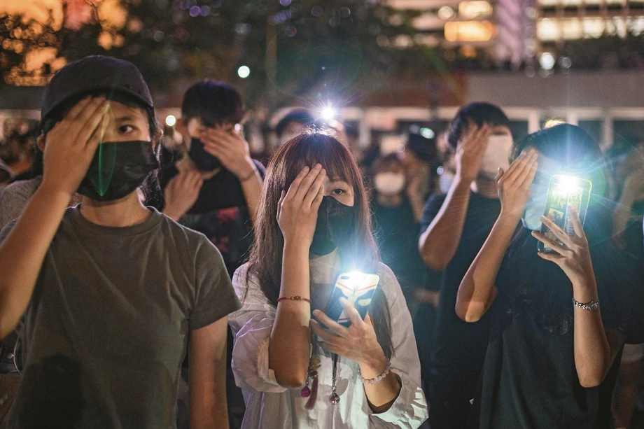 Tiffany & Co. miało problem z reklamą, na której modelka zasłania sobie oko, co uznano za nawiązanie do symbolu protestujących Hongkończyków