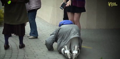 Poruszające! Staruszka całuje stopy tęczowej aktywistki. To nagranie z Polski robi ogromne wrażenie