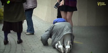 Poruszające! Staruszka całuje stopy tęczowej aktywistki. To nagranie z Polski robi ogromne wrażenie