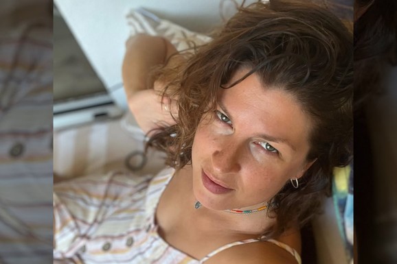 Gotovo niko nije znao da je OVAJ POZNATI POZNATI POLITIČAR OTAC NAŠE FATALNE GLUMICE: Omiljena je u seriji "Radio Mileva", a o tome je ćutala godinama