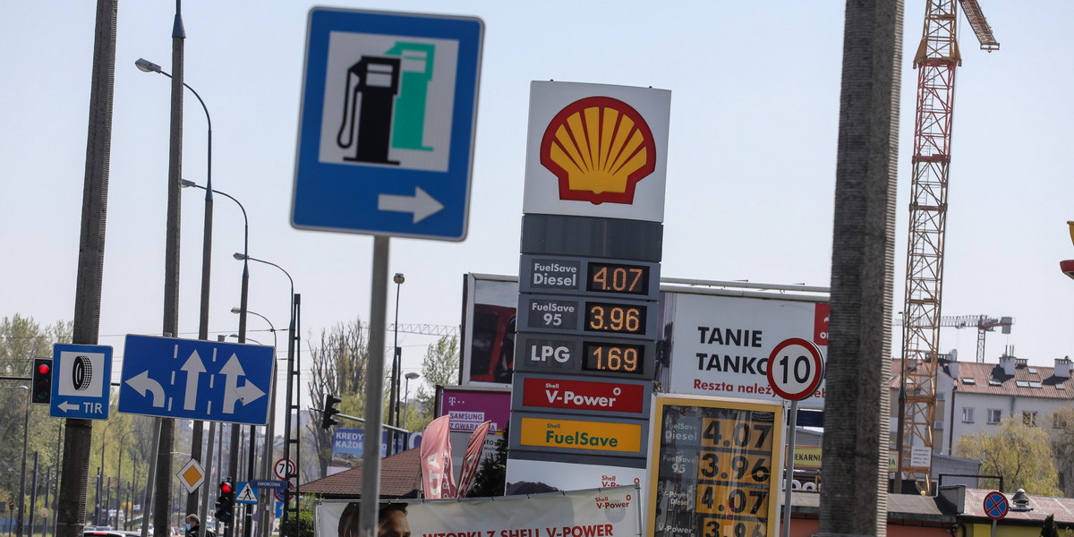 21.04.2020. Litr benzyny poniżej 4 złotych na jednej ze stacji benzynowych w Krakowie