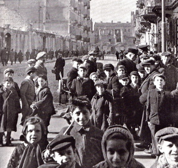 Dzieci w getcie. Fot. Public domain, via Wikimedia Commons