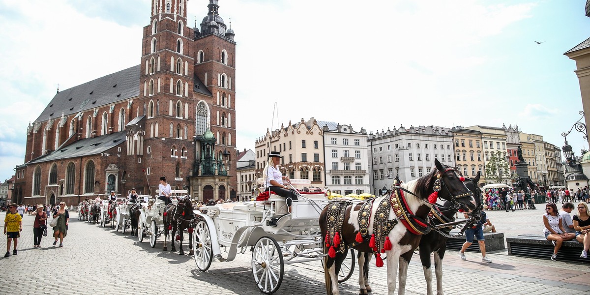 Miasto wprowadziło zakaz postoju dorożek na rynku aż do odwołania.