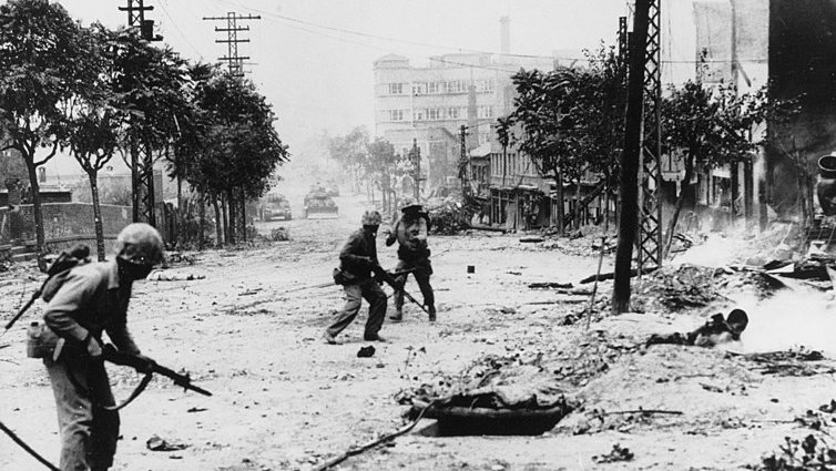 Na zdjęciu ukazano odzyskanie Seulu przez wojska ONZ we wrześniu 1950 r. Naval Historical Center, Department of the Navy, Washington – fot. domena publiczna 