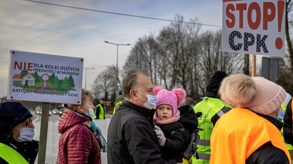 Protest mieszkańców Mikołowa, blokada drogi jako sprzeciw wobec planów budowy kolei do Centralnego Poru Komunikacyjnego 