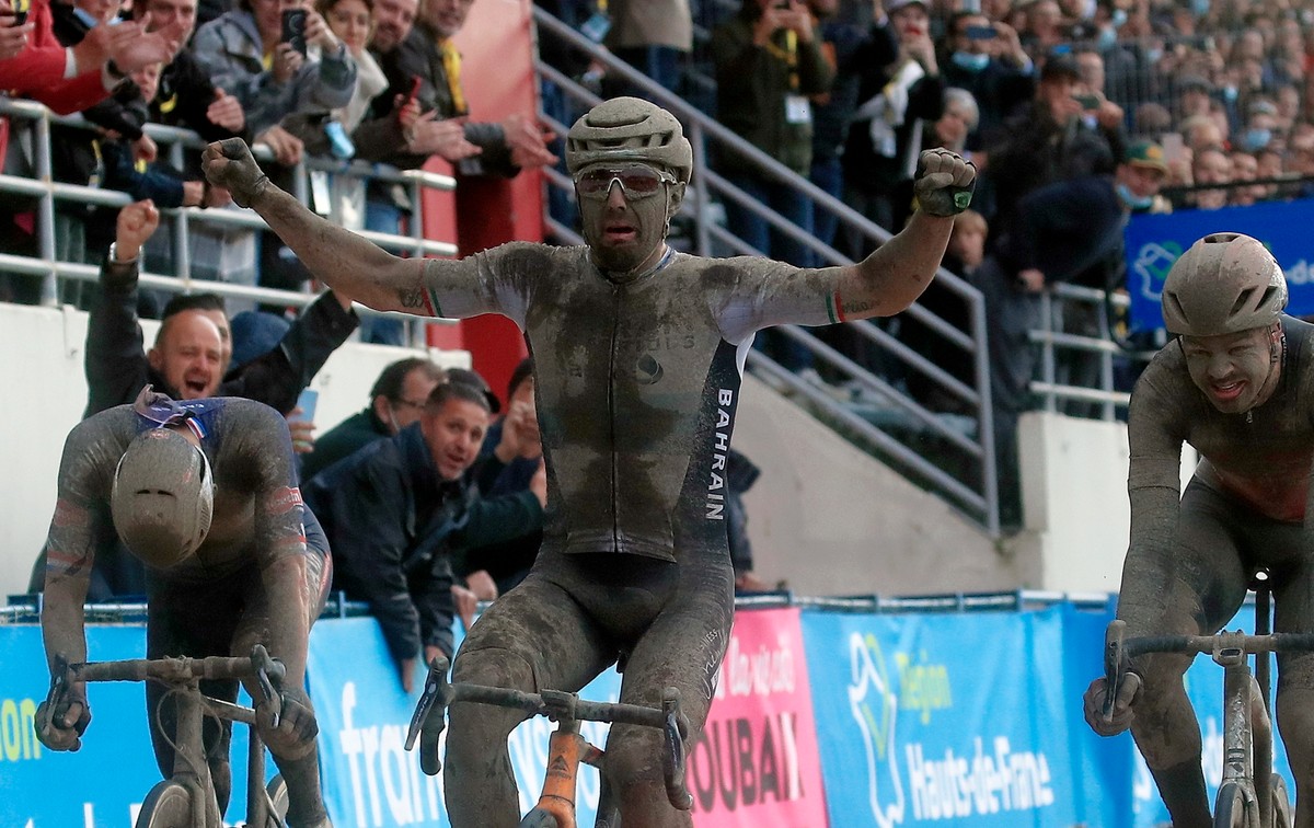 Sonny Colbrelli na mecie wyścigu Paryż-Roubaix