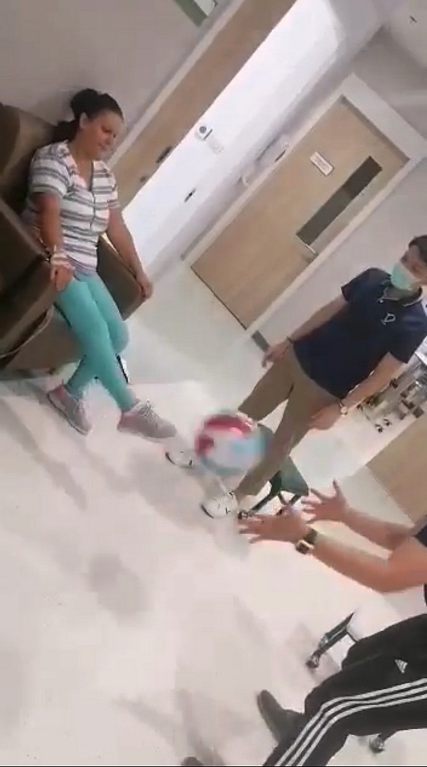 Andrea se odlično oseća i uče je da šutne loptu