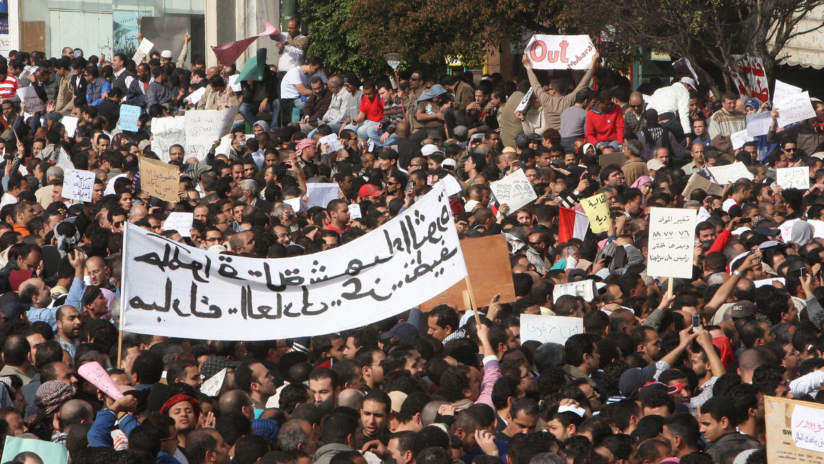 Na kairskim placu Tahrir ogromne tłumy uczestniczą w pokojowej demonstracji, domagając się ustąpienia prezydenta Egiptu Hosniego Mubaraka. Podobne demonstracje odbywają się w Aleksandrii i w Suezie, a także w kilku miastach w Delcie Nilu. W Aleksandrii Demonstranci trzymają w rękach egipskie flagi i skandują hasła wzywające do odejścia prezydenta Hosniego Mubaraka. Kilka osób niosło trumnę, krzycząc: "Mubarak umarł bez miłosierdzia bożego".