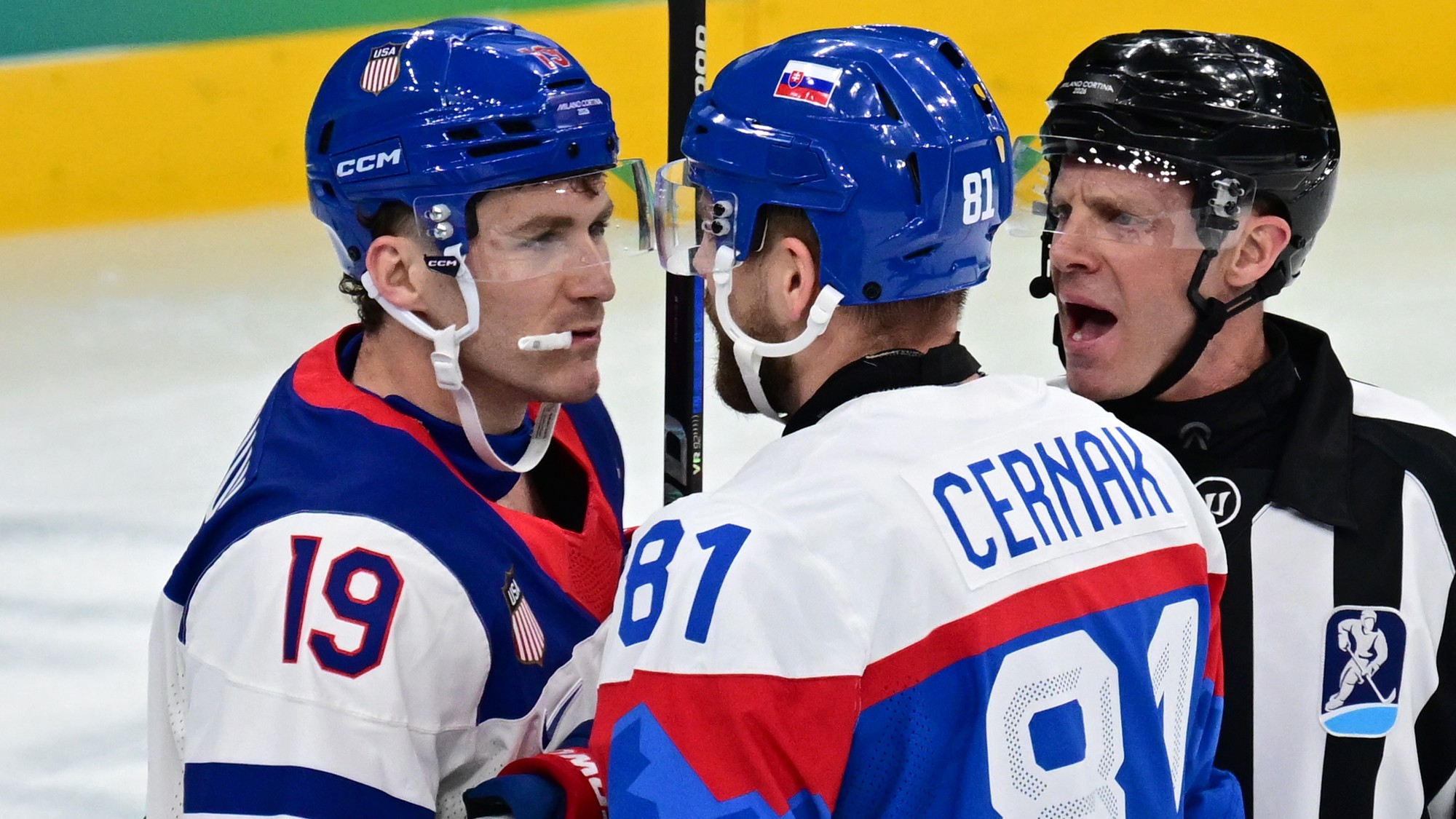 Erik Černák (Slovensko) a Matthew Tkachuk (USA).