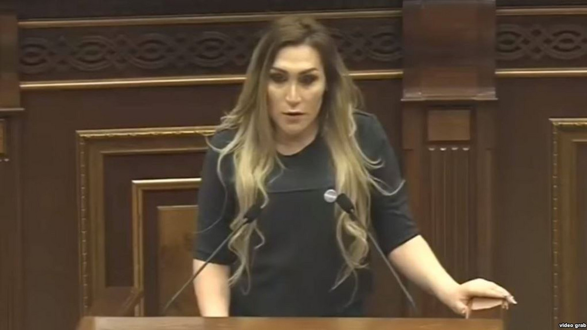 Lilit Martirosyan, pierwsza zarejestrowana w Armenii transseksualistka, dostała groźby śmierci po tym, jak wystąpiła w tamtejszym parlamencie. Martirosyan w swoim przemówieniu podkreślała konieczność ochrony osób LGBT przed dyskryminacją. 