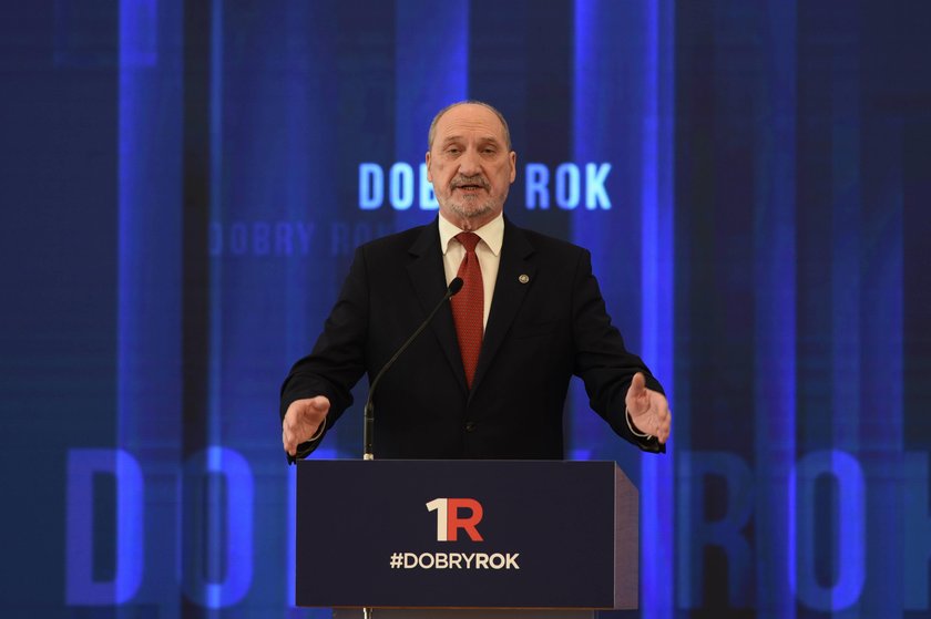 Antoni Macierewicz w Sejmie w marcu ub. roku grzmiał o "niewyobrażalnej korupcji w polskiej armii" za czasów rządów PO-PSL