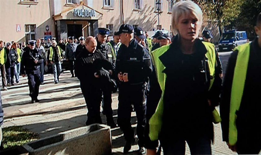 100 policjantów protestuje po samobójczej próbie na komendzie. ZDJĘCIA