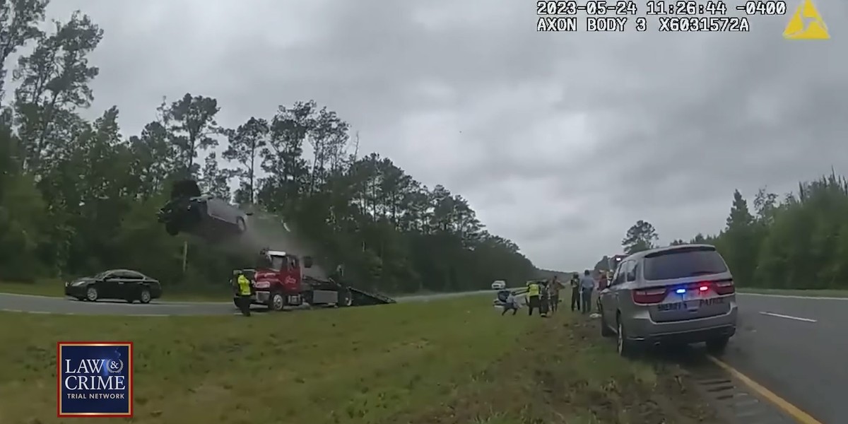 USA. Wypadek na autostradzie. Rozpędzone auto wjechało na lawetę.