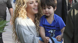Uśmiechnięta Shakira z synkiem na planie reklamy