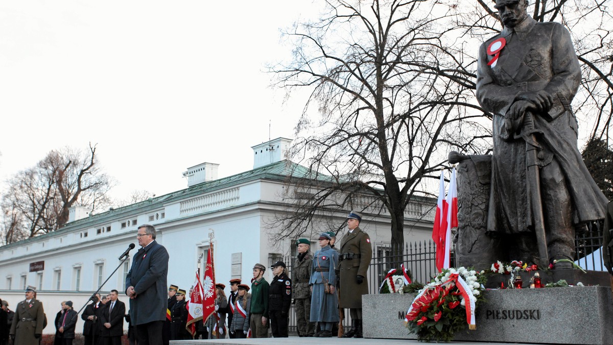 Dziś, w przeddzień Święta Niepodległości, odbędą się uroczystości państwowe przy rondzie Zgrupowania AK "Radosław" i przy pl. Piłsudskiego. Kierowcy i pasażerowie komunikacji miejskiej muszą przygotować się na utrudnienia w ruchu - informuje stołeczny ratusz.