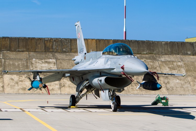 Program offsetowy przy zakupie F-16. Inwestor: Polski rząd i Lockheed Martin. W kwietniu 2003 roku polski rząd zawarł umowę na inwestycje offsetowe na sumę 9,7 mld dolarów, które miały zostać zrealizowane w zamian za kupno 48 samolotów bojowych F-16. 6 lat później Najwyższa Izba Kontroli stwierdziła, że tylko co czwarty ze zrealizowanych projektów offsetowych spełnił oczekiwania, czyli przyczynił się do modernizacji polskiej gospodarki i restrukturyzacji konkretnych przedsiębiorstw. NIK uznała, że Polska nie była dobrze przygotowana do negocjacji umowy offsetowej. 'Brak wiedzy i doświadczenia skutkował wadliwym wyborem projektów i zobowiązań wchodzących pierwotnie w skład umowy' – podała Izba.