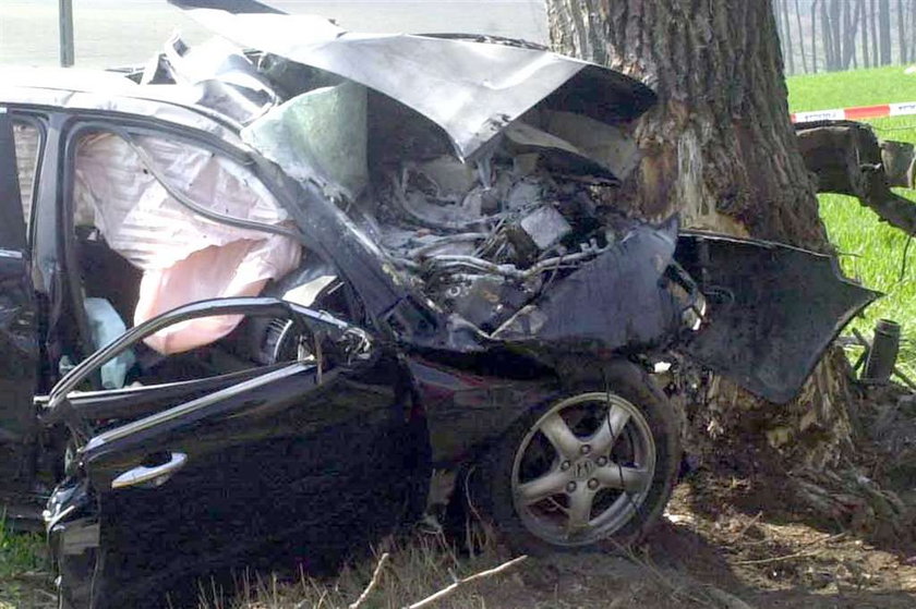 Rozpędzony hyundai wbił się drzewo. Są dwie ofiary