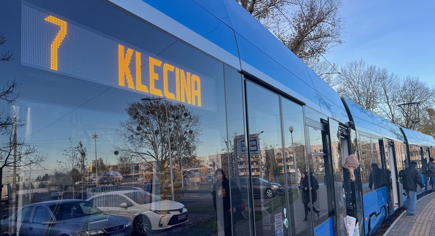 Dziś tramwaje linii 7 i 17 dojeżdżają do pętli Klecina położonej na Krzykach. Za kilka lat mają dotrzeć do właściwej Kleciny na wysokość ul. Kupieckiej
