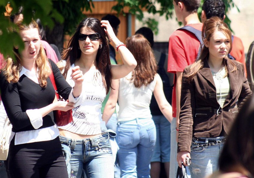 Procenjuje se da je u prvih šest godina od rata više od 100.000 mladih ljudi otišlo u inostranstvo