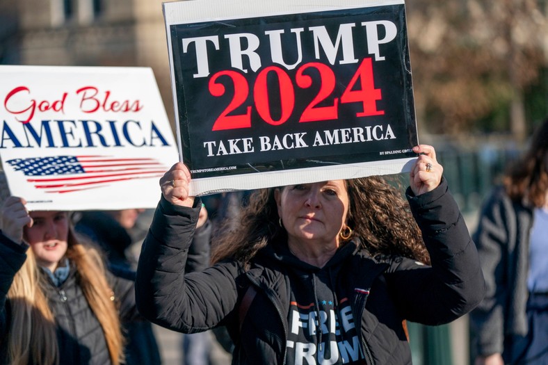 Zwolennicy Trumpa pod Sądem Najwyższym. Waszyngton, 8 lutego 2024 r.