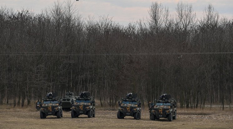 A fotón: Gidrán típusú páncélozott harcjárművek és Mi-24 típusú harci helikopterek gyakorlatoznak az 5. Bocskai István Lövészdandár Vay Ádám Kiképző Bázisán Hajdúhadház közelében / Fotó: MTI/Czeglédi Zsolt