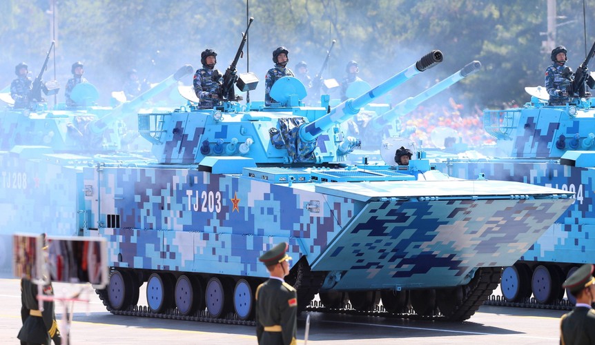 Parada wojskowa w Pekinie z okazji 70. rocznicy zakończenia II wojny światowej. Chińscy żołnierze na bojowych pojazdach opancerzonych Fot. EPA/WU HONG