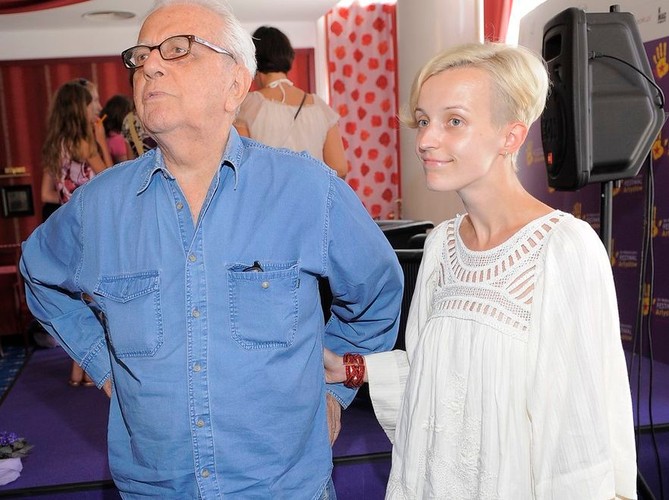 Czerń wypada z łask. Długie tuniki i minimalizm w dodatkach to nowy ulubiony styl p. Kamili