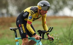 Vuelta a Espana. Bennett wygrał drugi etap, Teunissen liderem