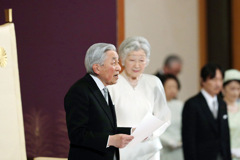  Jako powody swojej rezygnacji Akihito podawał wcześniej obawy, że zaawansowany wiek utrudni mu sprawowanie funkcji.