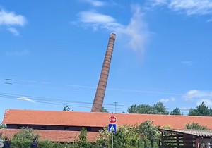 Trenutak rušenja dimnjaka stare ciglane u Zeječaru