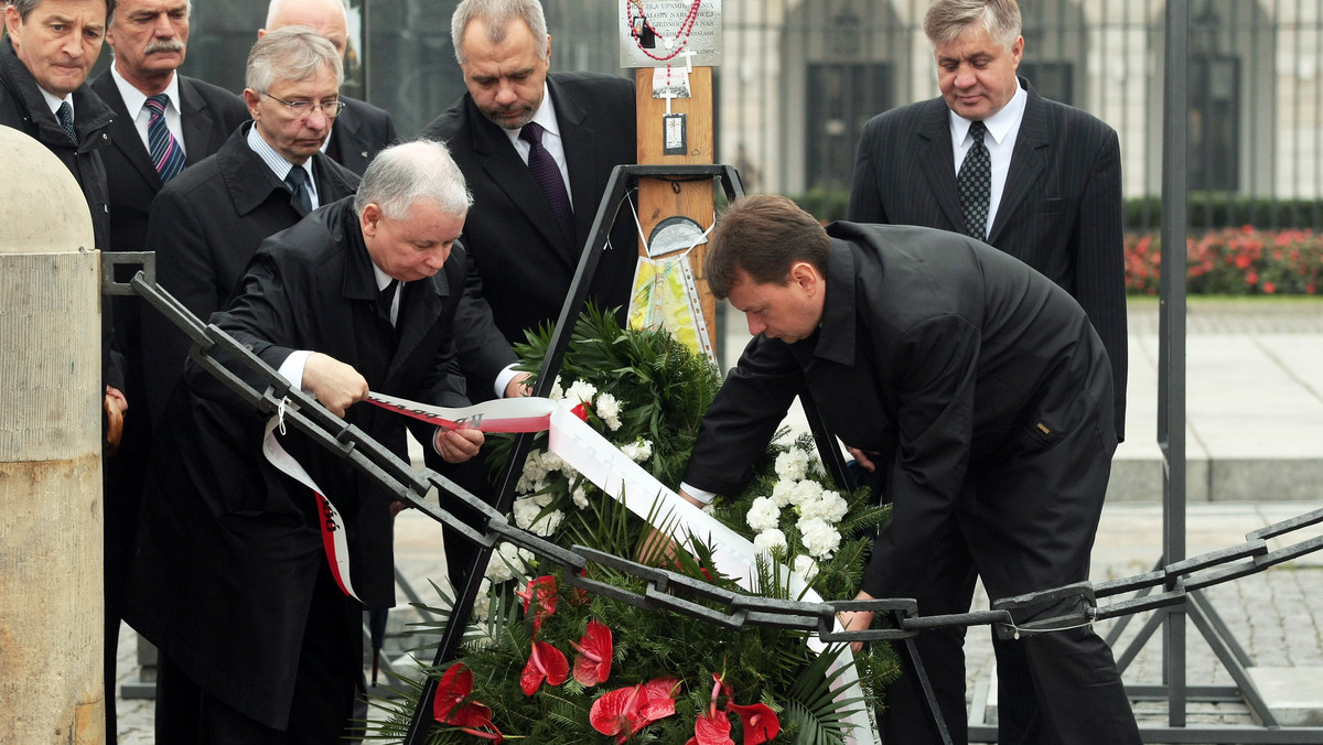 Prezes Prawa i Sprawiedliwości Jarosław Kaczyński złożył pod krzyżem przed Pałacem Prezydenckim na Krakowskim Przedmieściu wieniec w piąty miesiąc od katastrofy prezydenckiego samolotu Tu-154 w Smoleńsku. Delegacja z udziałem szefa PiS została wpuszczona pod krzyż przez gmach Pałacu Prezydenckiego. Następnie odmówiono modlitwę. Podczas drogi Kaczyńskiego słychać było okrzyki "Tu jest Polska", "Jarosław".