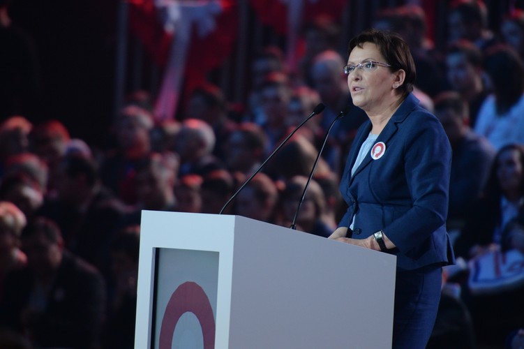 Premier Ewa Kopacz przemawia na konwencji ubiegającego się o reelekcję, prezydenta Bronisława Komorowskiego