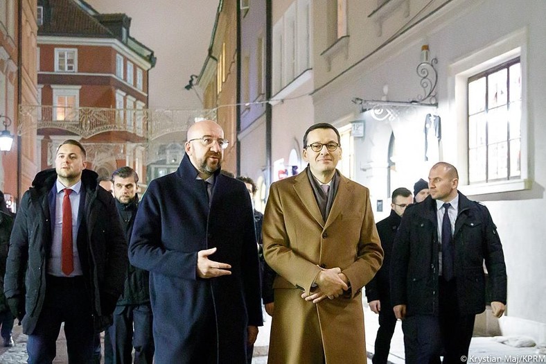 Mateusz Morawiecki i Charles Michel podczas spaceru na warszawskiej starówce.