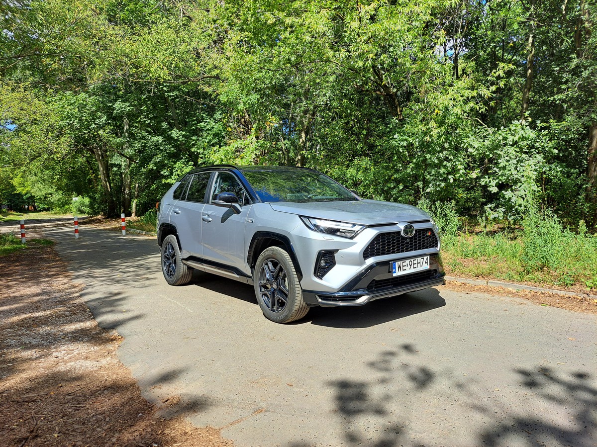 Toyota RAV4 Plug-in Hybrid kusi mocą i oszczędnością. Sprawdziliśmy, czy warto dopłacić