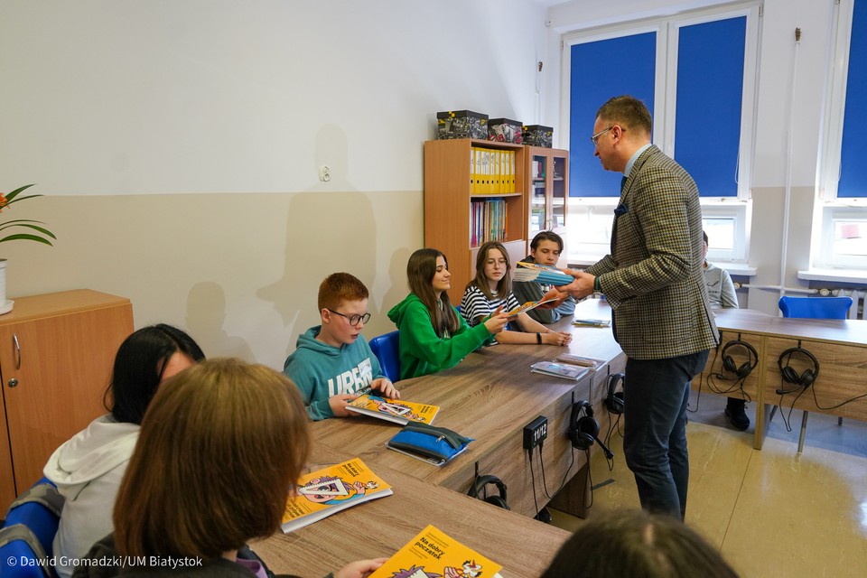 Wiceprezydent Białegostoku przekazał książki ukraińskim dzieciom, które uczą się w SP nr 26 w Białymstoku 