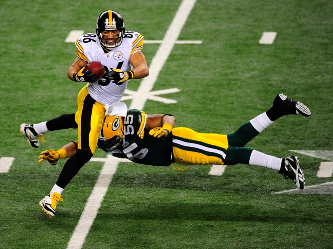 Skrzydłowy Pittsburgh Stelers Hine Waard (z piłką) blokowany przez Desmona Bishopa, wspomagającego Ggeen Bay Packers. Cowboy Stadium, Arlington, USA