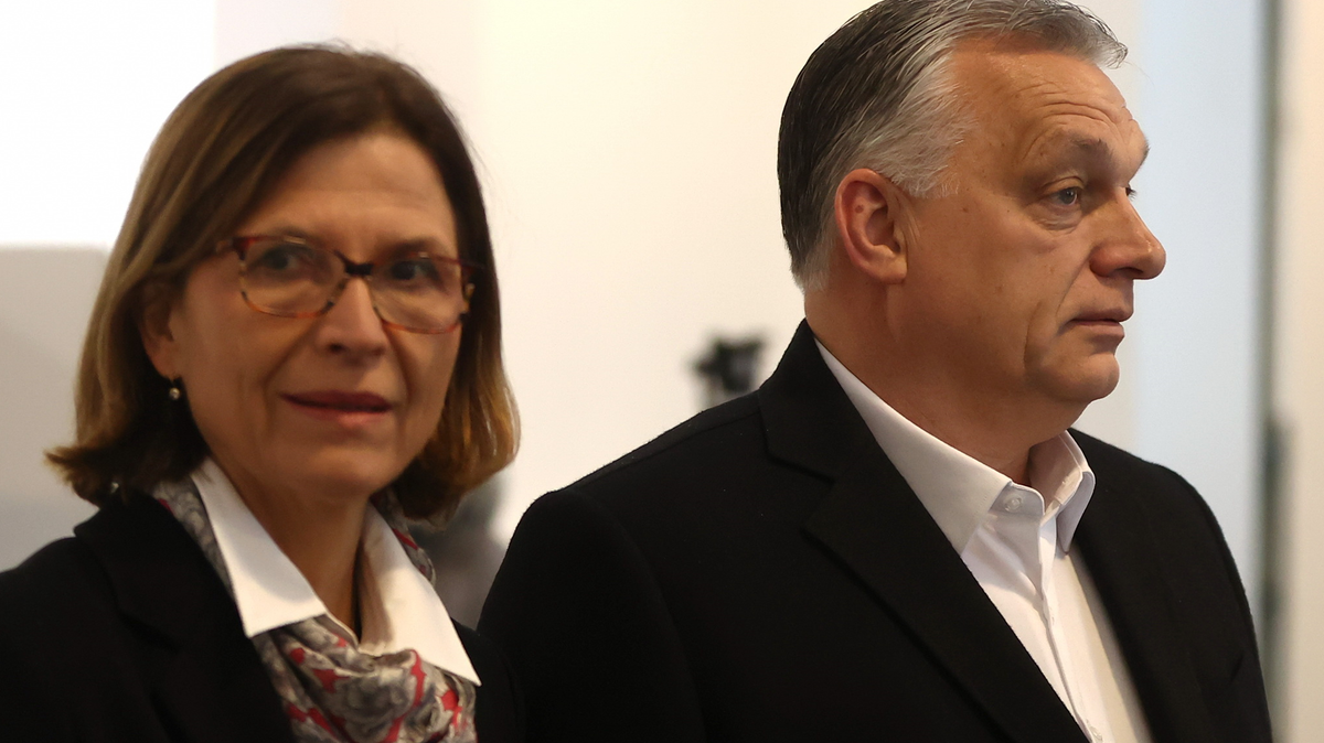 „Éljen az ifjú pár” – viccelődött Orbán Viktor, majd készült egy közös fotó a feleségével – Mutatjuk