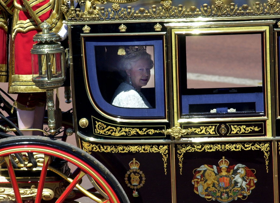 Elżbieta II w drodze na inaugurację obrad parlamentu. Wielka Brytania jest monarchią parlamentarną, królowa pełni głównie funkcje reprezentacyjne. Brytyjski monarcha ma prawo weta, ale nikt nie skorzystał z niego od 310 lat. 