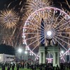 Ljudi posmatraju vatromet na skupu povodom obeležavanja Četvrtog jula u Vašingtonu | Foto: Getty Images