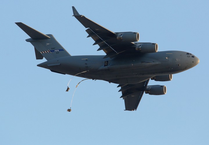 W ćwiczeniach na Pustyni Błędowskiej, gdzie zwykle trenują desant spadochronowy żołnierze z 6. Brygady Powietrznodesantowej, uczestniczyło łącznie ok. 90 żołnierzy, czyli kompania amerykańskiej jednostki nazywanej „Sky Soldiers”. Pokład samolotu C-17 Globemaster opuścili oni w trakcie dwóch nalotów. Maszyna wystartowała z bazy we włoskim Aviano. Po wykonaniu zadania od razu tam wróciła.

<br><br> fot.  (sr/zuz) PAP/Stanisław Rozpędzik