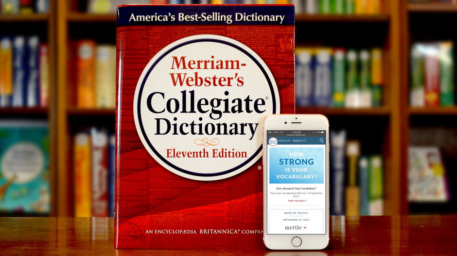 Słownik Merriam-Webster w wersji papierowej i w sieci