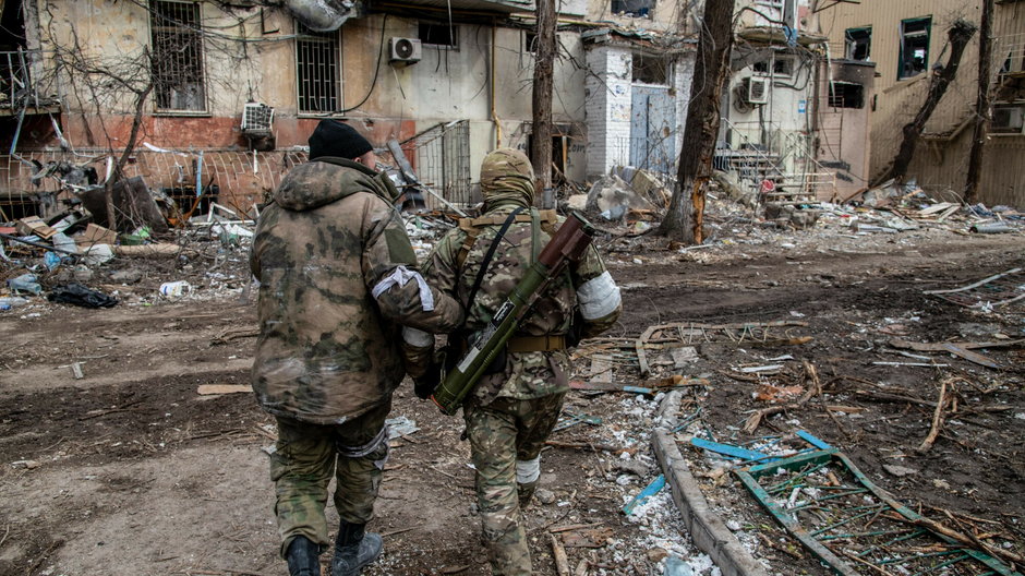 Rosyjski i czeczeński żołnierz w zniszczonym Mariupolu