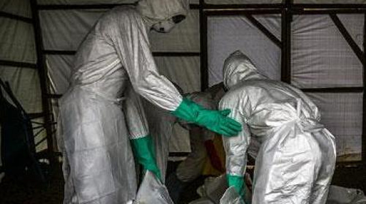 Megrázó fotók! Így temetik az ebola-járvány áldozatait